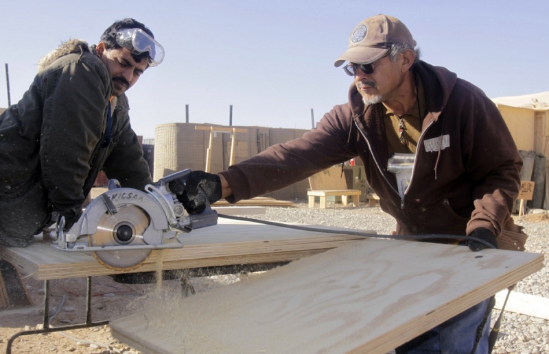 ebeniste-LA TURBIE-min_men_working_construction_sawing_wood_building_marines_workers_equipment-1064481
